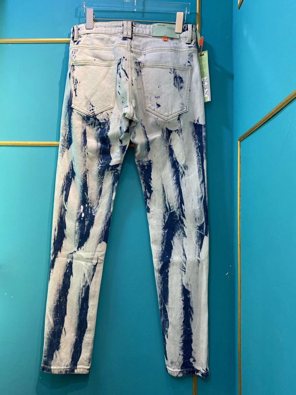 OFF WHITE